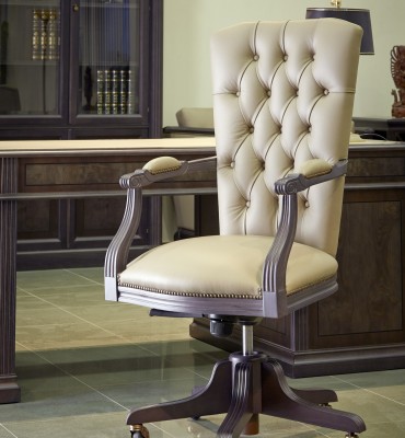 Кресло вращающееся с подлокотниками, натуральная кожа в кабинет руководителя